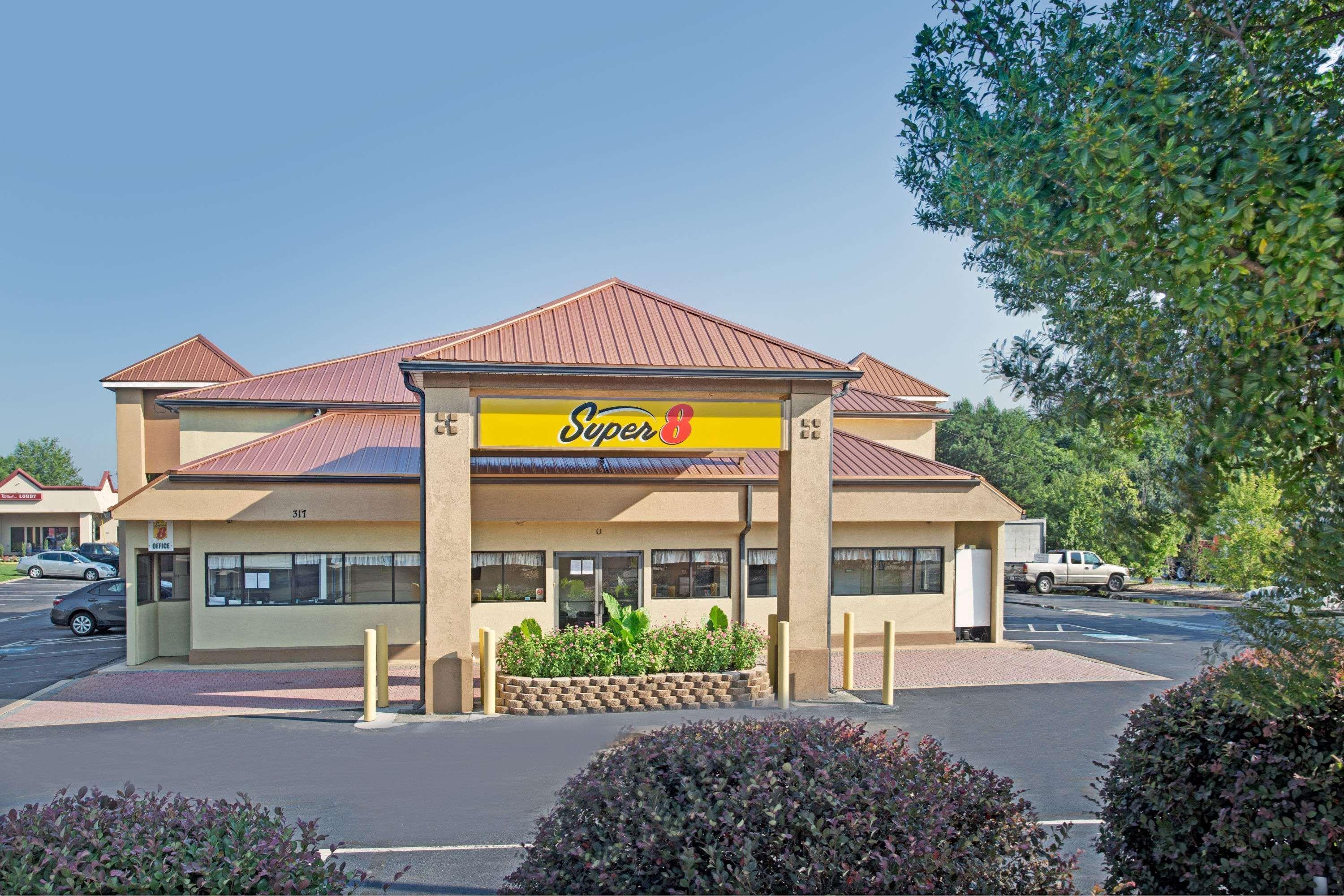Vista Exterior Super 8 by Wyndham Suwanee