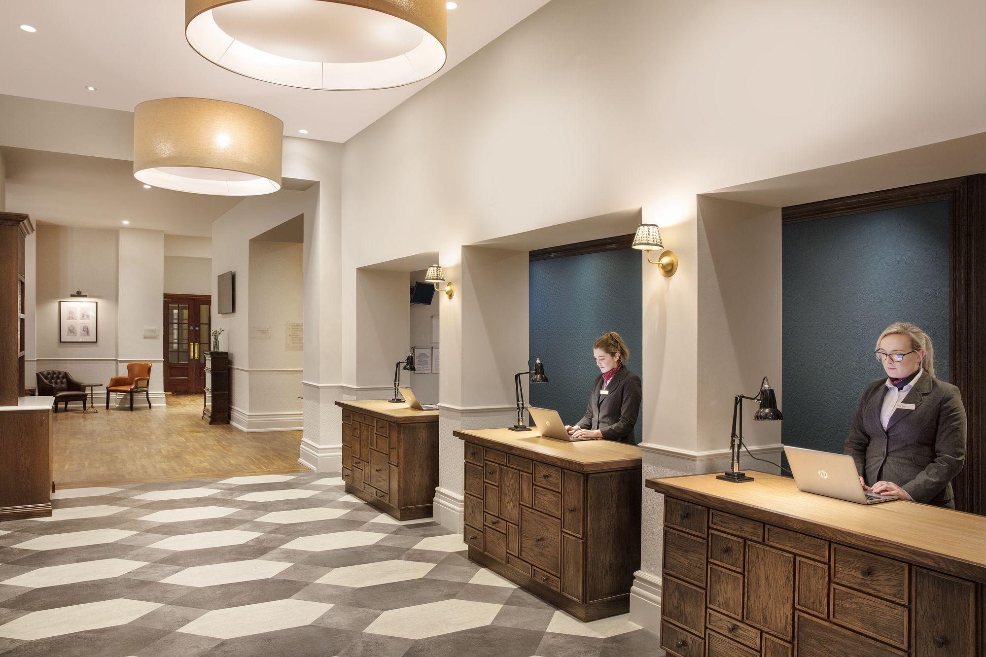 Vista Lobby Leonardo Hotel Cardiff