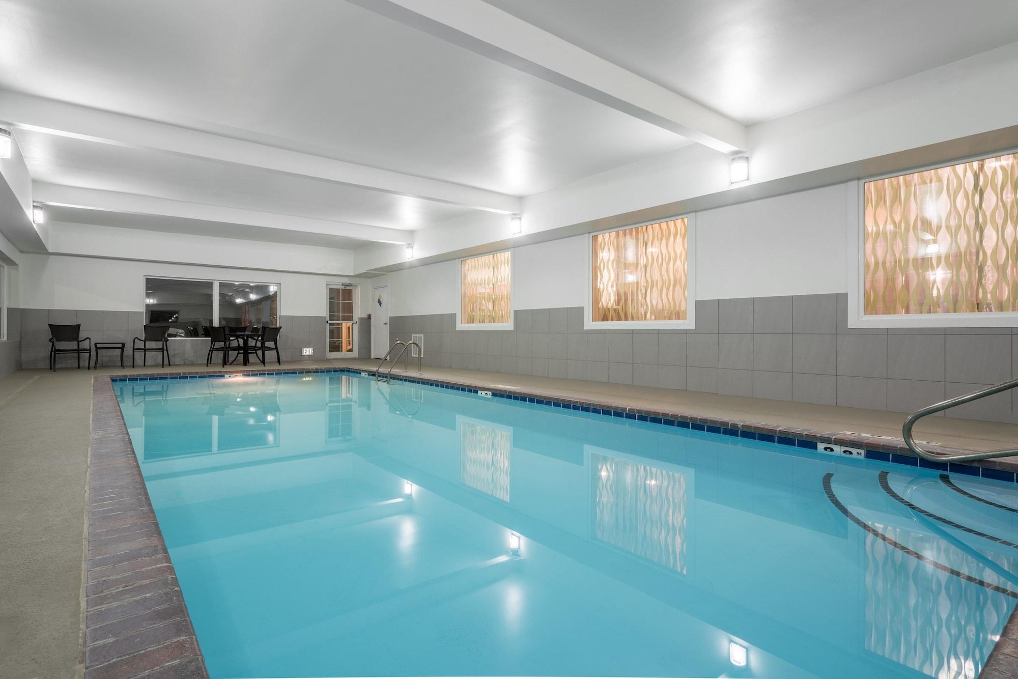 Vista Piscina Holiday Inn Express & Suites Ames by IHG