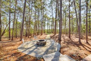 Alquiler Vacacional - Fire Pit + Patio: Spacious Southern Pines Retreat
