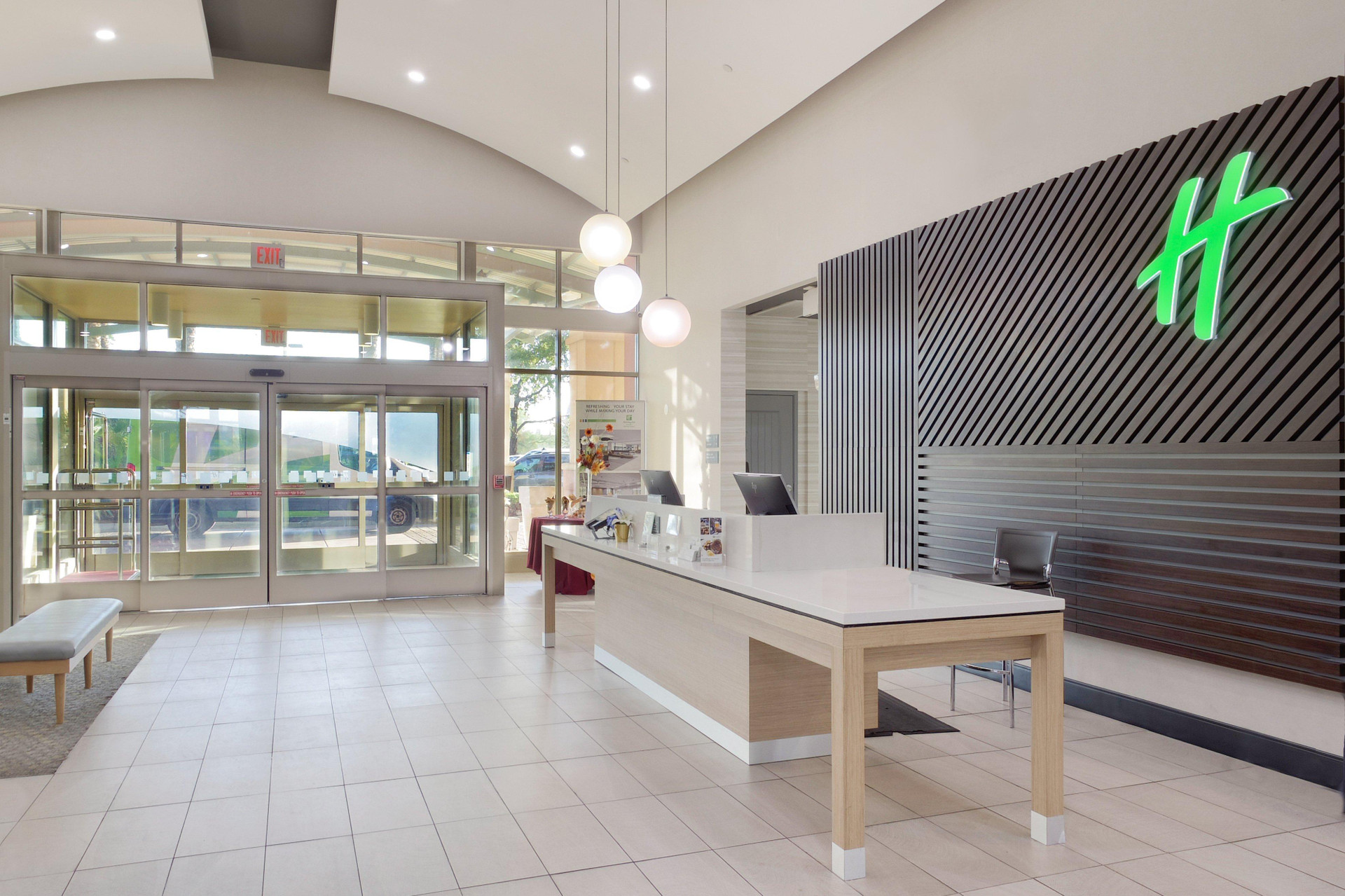 Vista Lobby Holiday Inn & Suites Phoenix Airport an IHG Hotel
