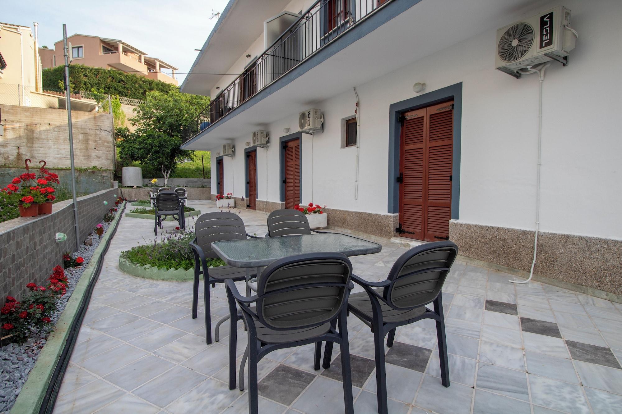 Varios Harrys bar & apartments
