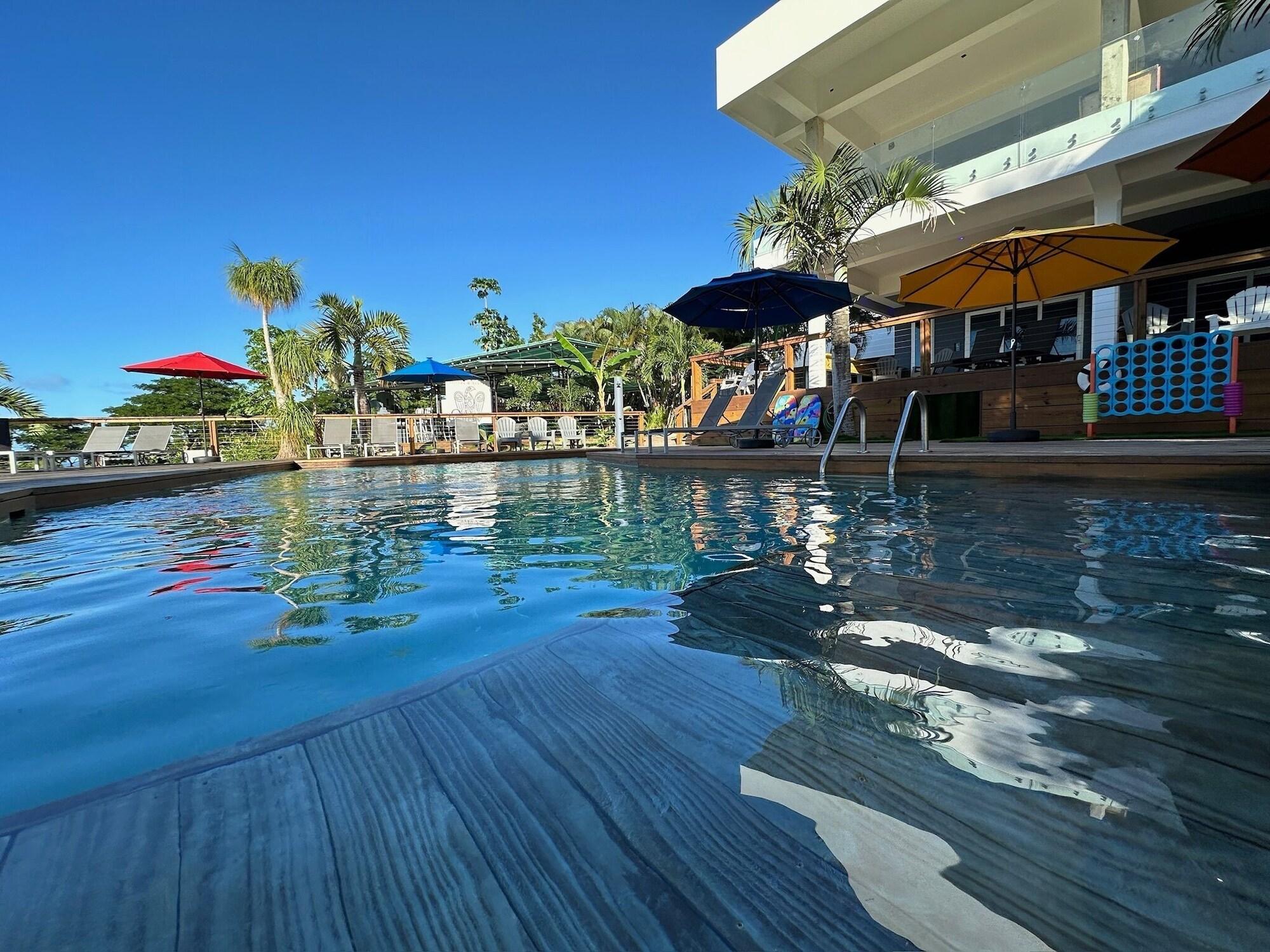 Varios Old Crow Hotel and Suites