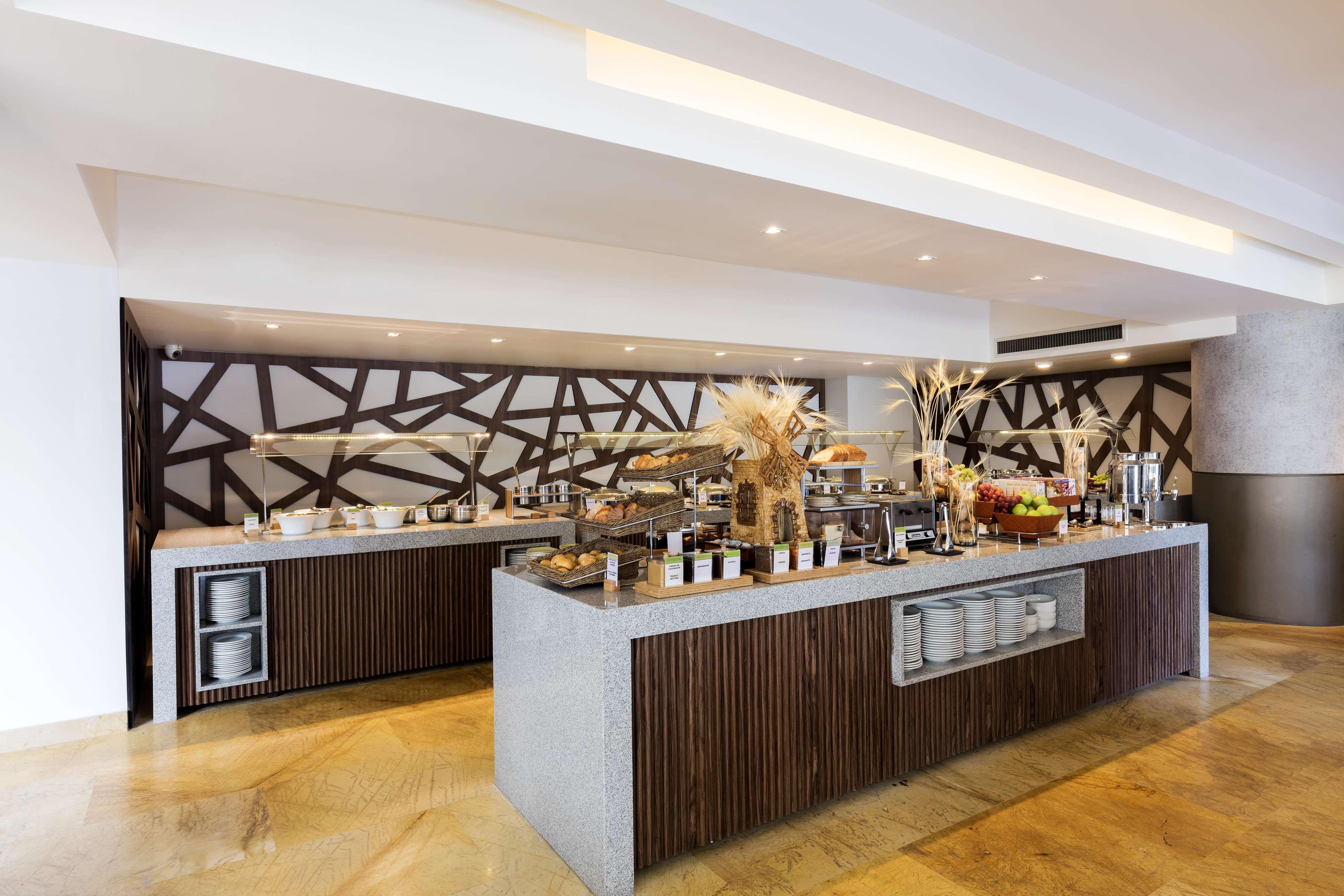 Restaurant DoubleTree by Hilton Hotel Mexico City Santa Fe