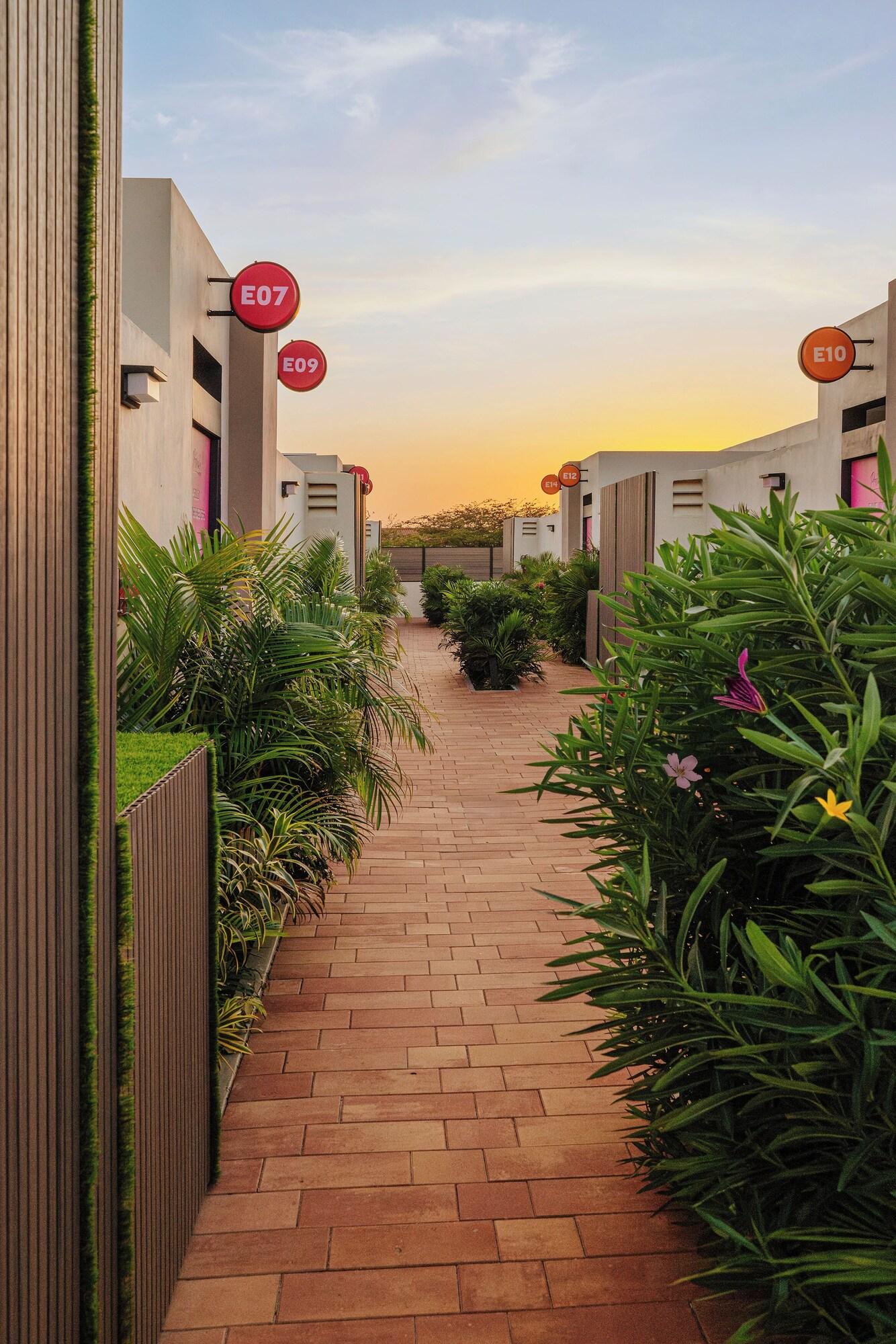 Varios Privada Stays - Private Pools & Colorful-Chic Boutique Hotel