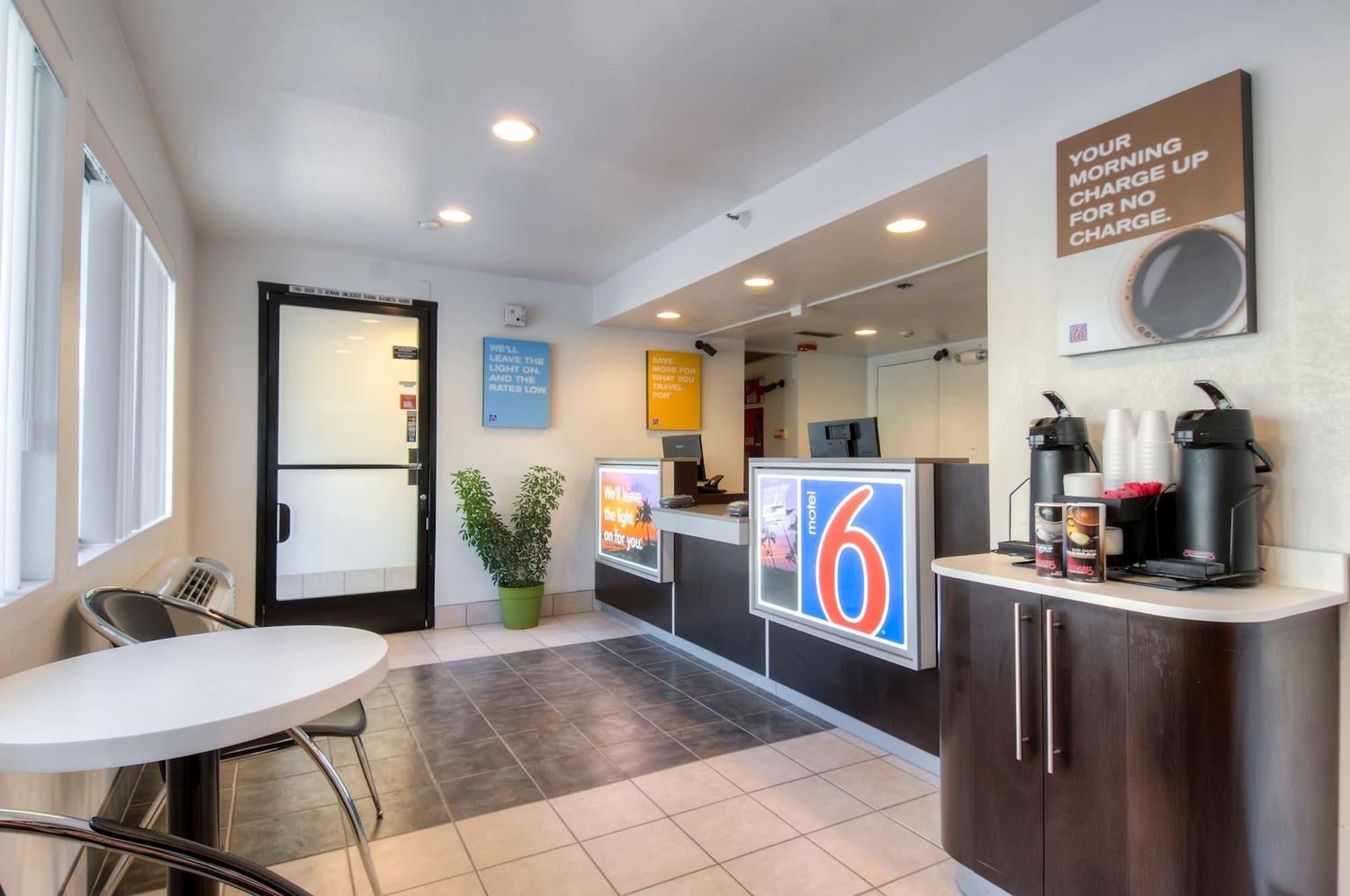 Vista Lobby Motel 6 Oceanside, CA