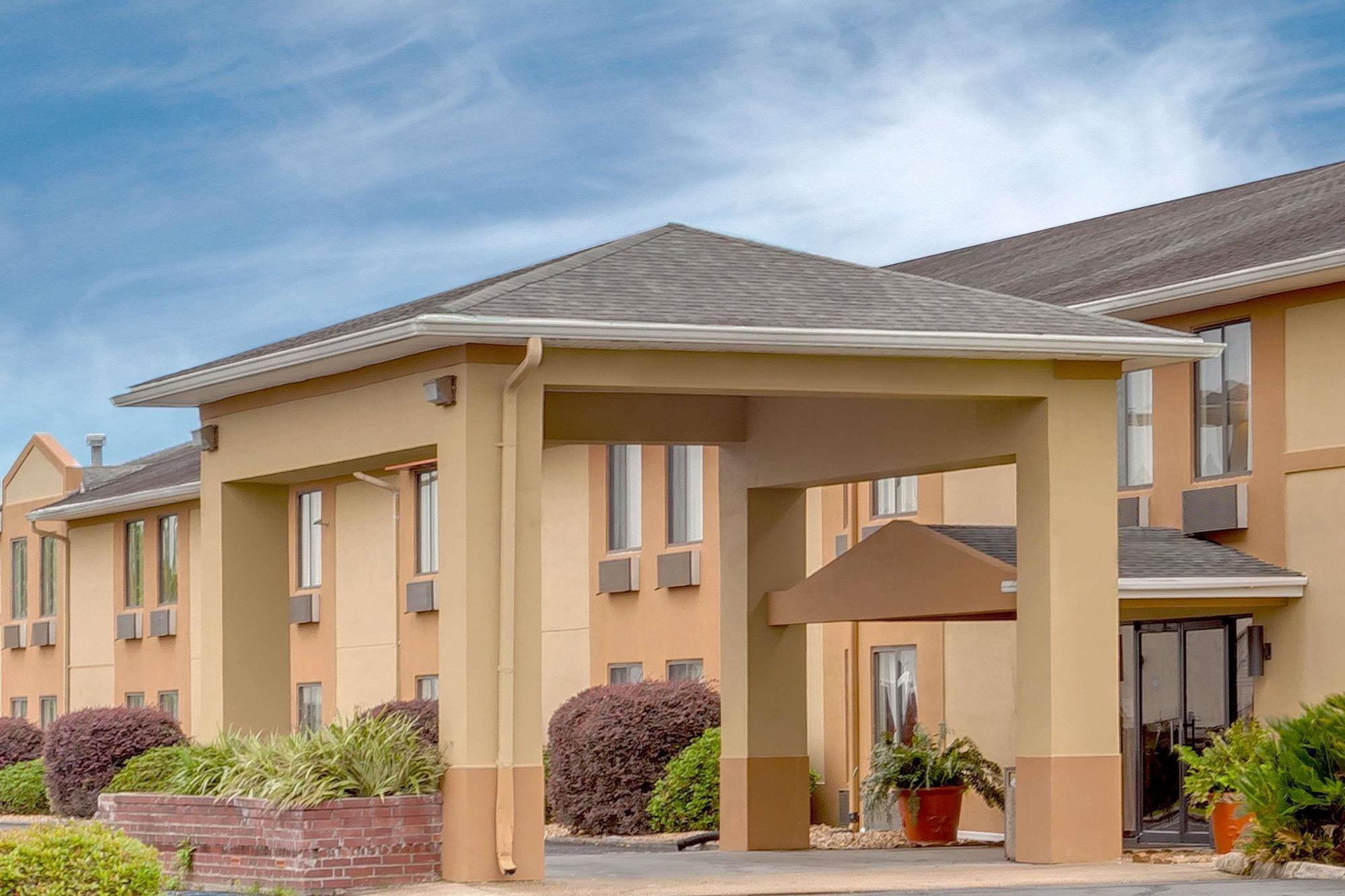 Vista Exterior Howard Johnson by Wyndham Scott Lafayette