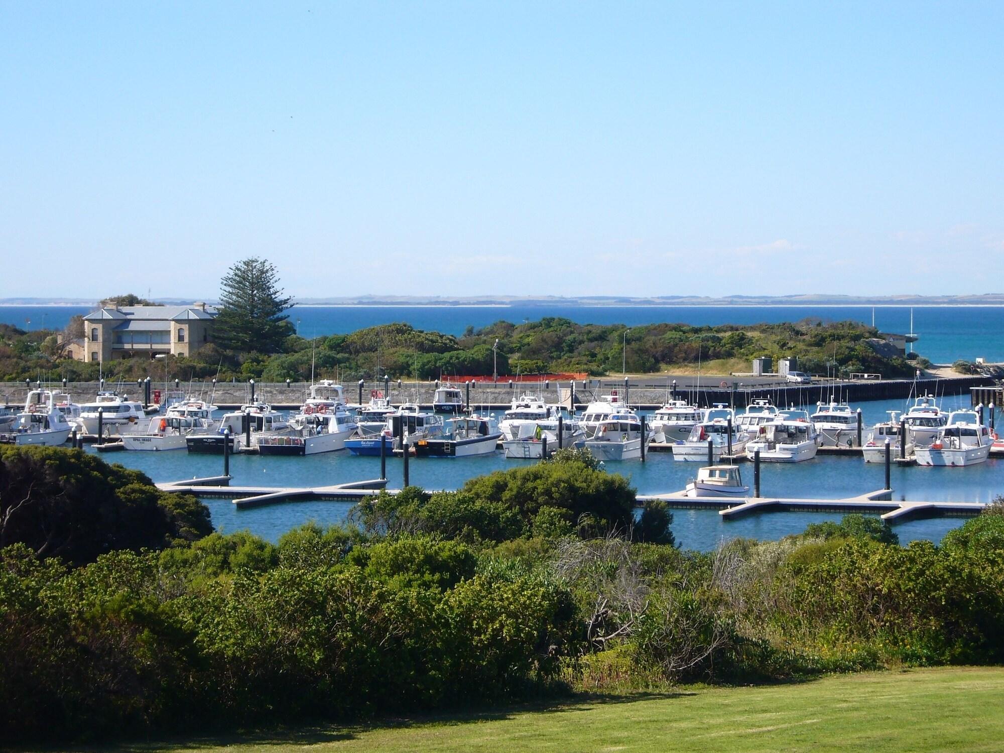 Varios Harbour View Motel