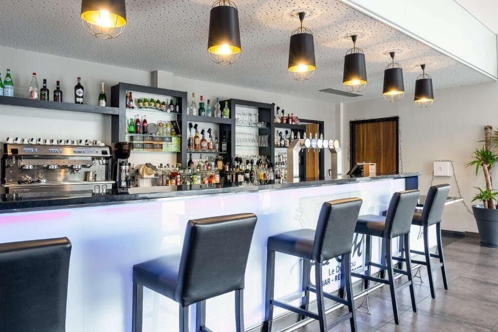 Bar/Salón Brit Hotel Figeac