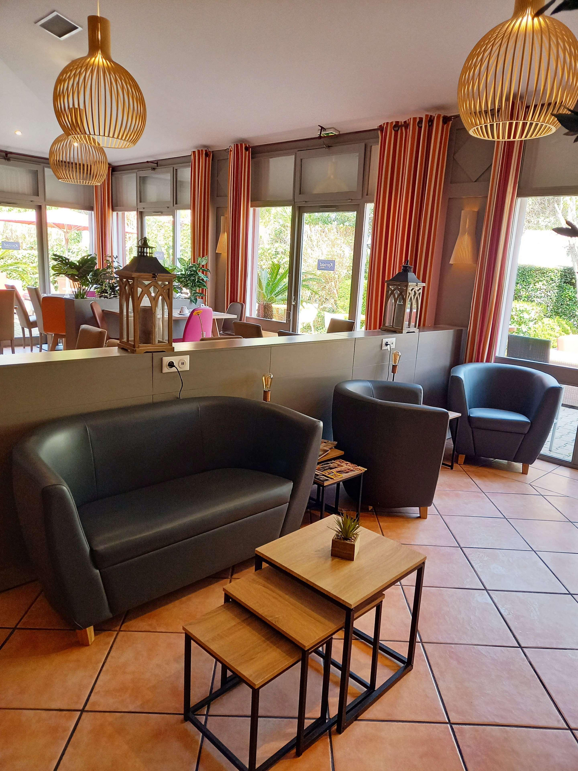 Bar/Salón Kyriad Nimes Ouest