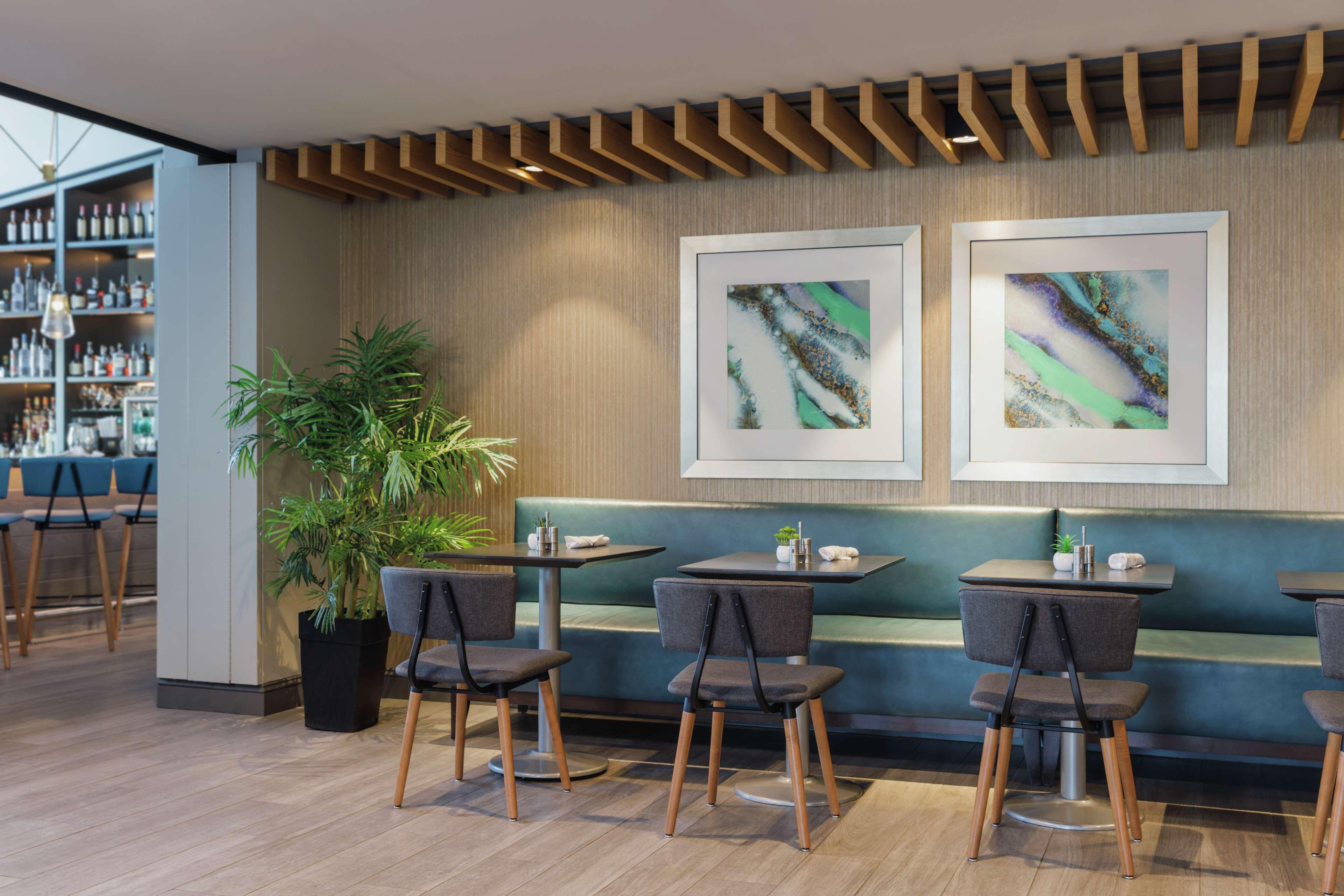 Restaurant Hotel Trilogy Albany Airport, Tapestry Collection by Hilton