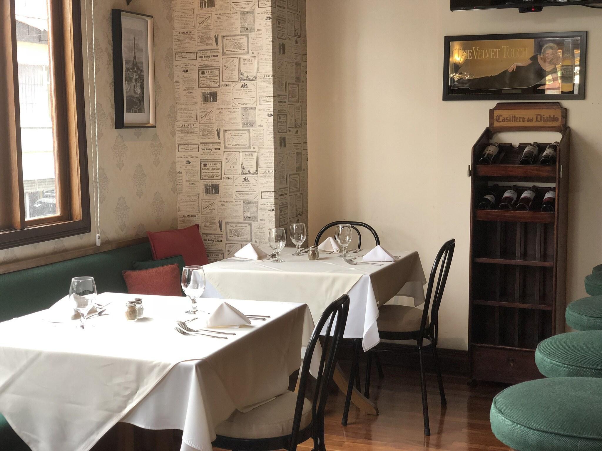 Bar/Salón Fleur de Lys