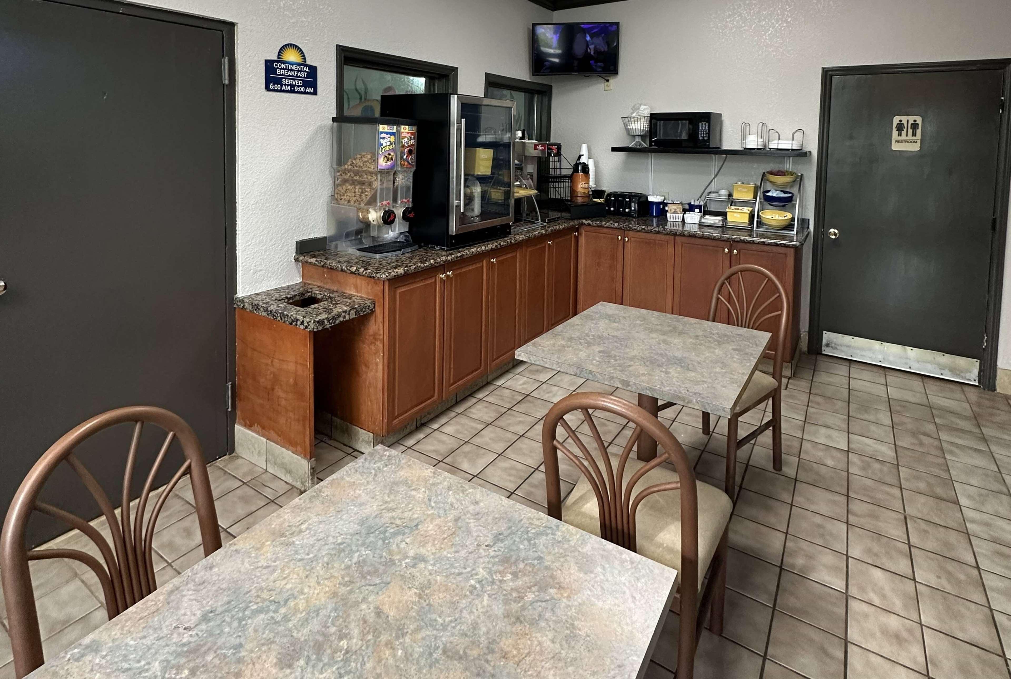 Restaurant Days Inn by Wyndham Charlotte Northlake