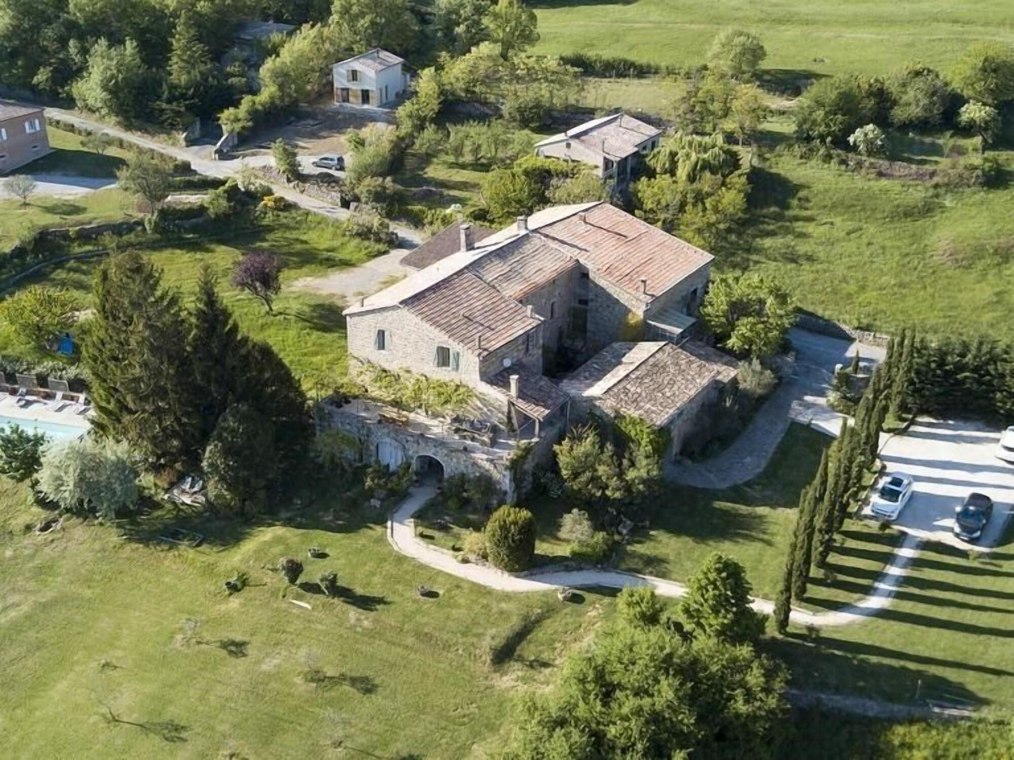 Varios Le Mas de Combeau