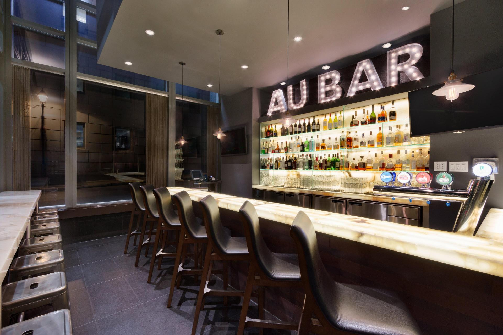 Bar/Salón Embassy Suites Montréal by Hilton