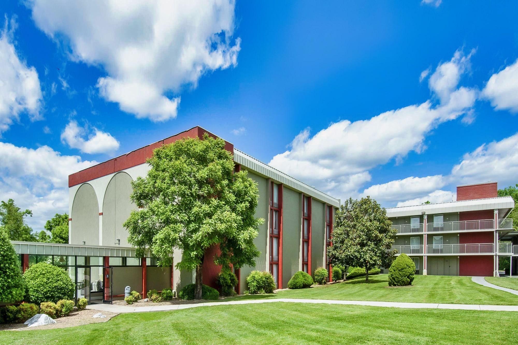 Vista Exterior Days Inn & Suites by Wyndham Johnson City