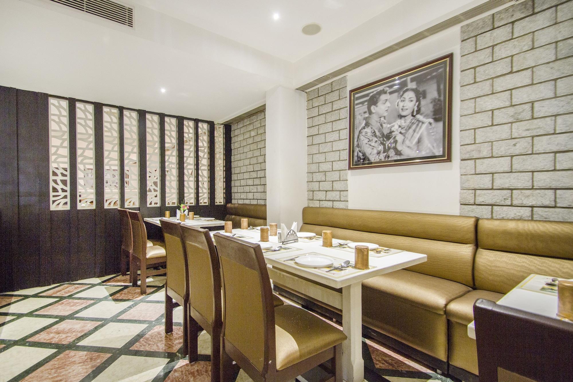 Restaurant OYO 10209 Hotel AVS Sweet Magic