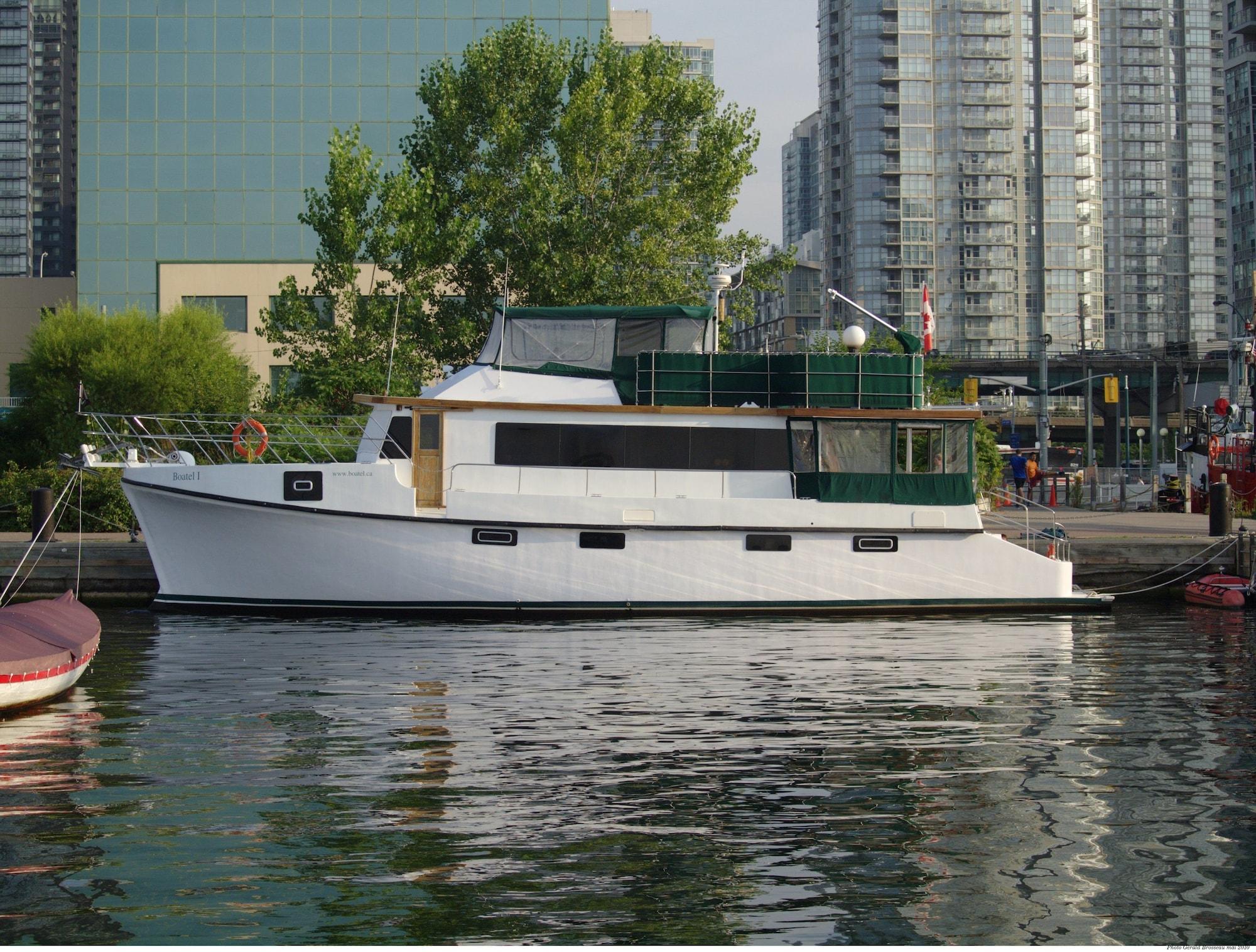 Vista Exterior Making Waves Boatel