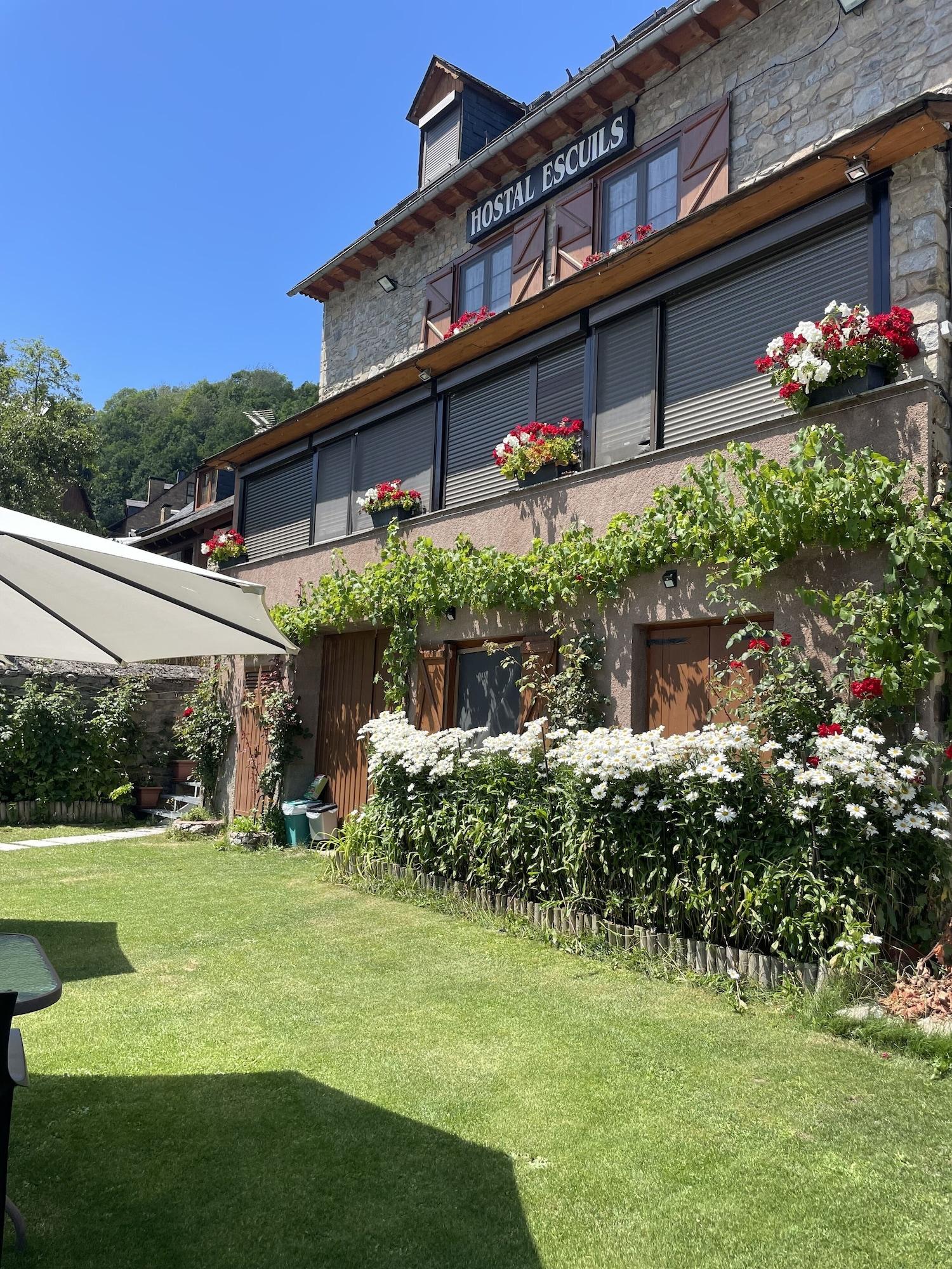 Vista Exterior Hostal Escuils