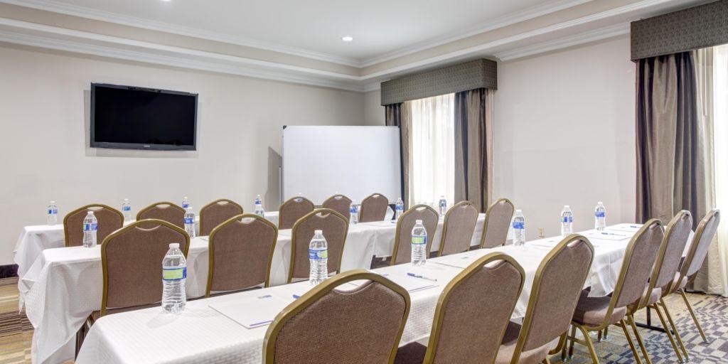 Centro de Negocios Holiday Inn Express & Suites Cut Off - Gallian