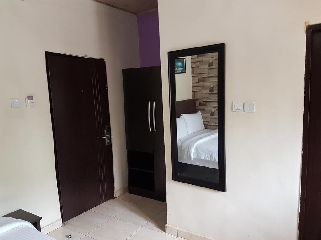 Set de Habitación Eddy Vic Hotel