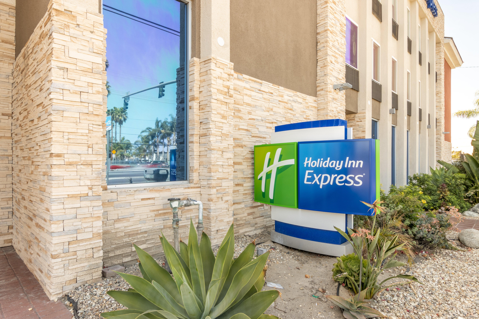 Vista Exterior Holiday Inn Express Anaheim West by IHG