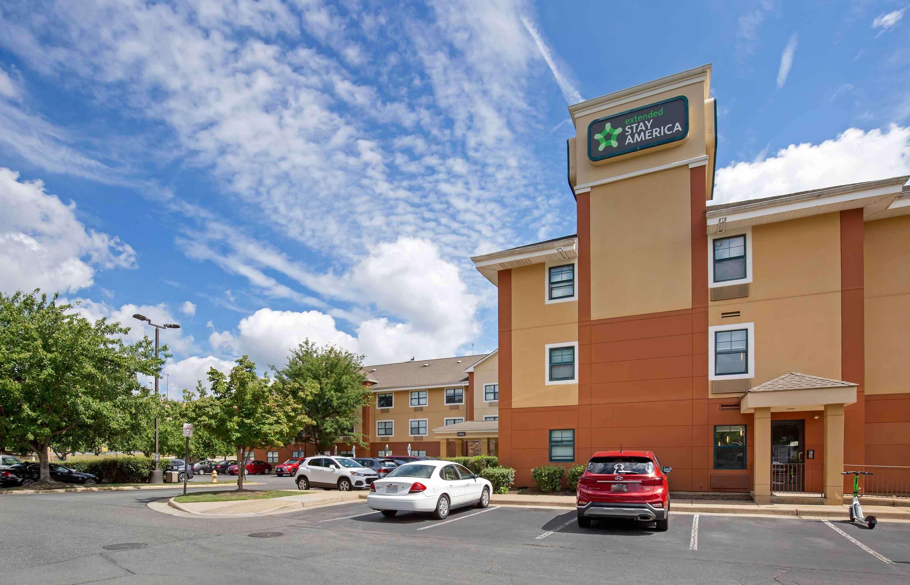 Vista Exterior Extended Stay America Suites Washington DC Alexandria Landma