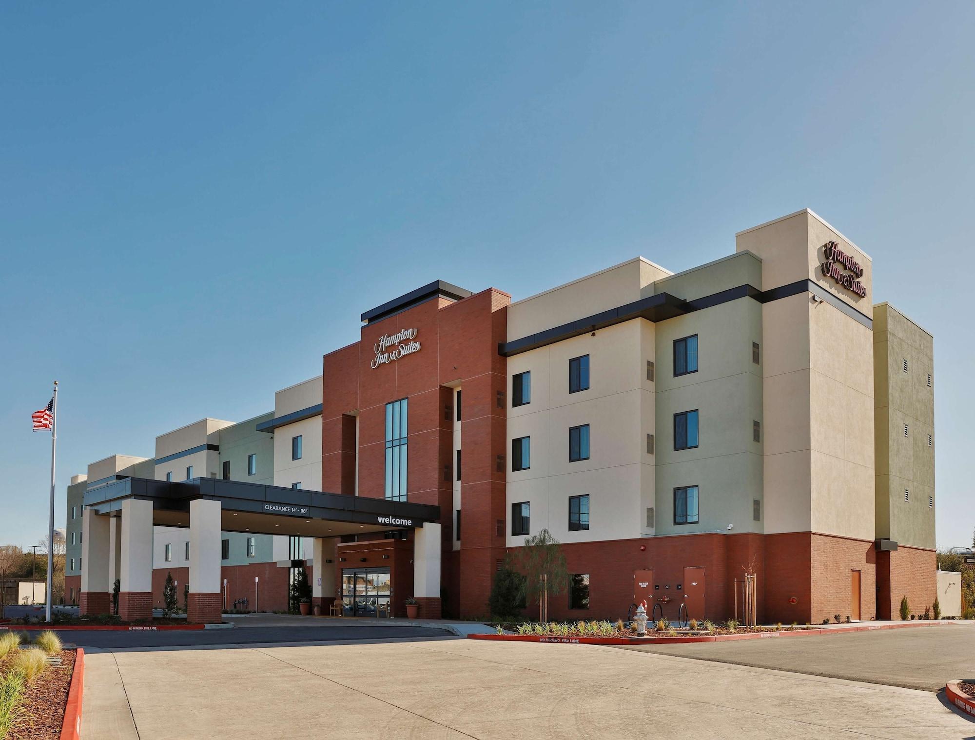 Vista Exterior Hampton Inn & Suites Sacramento at Csus