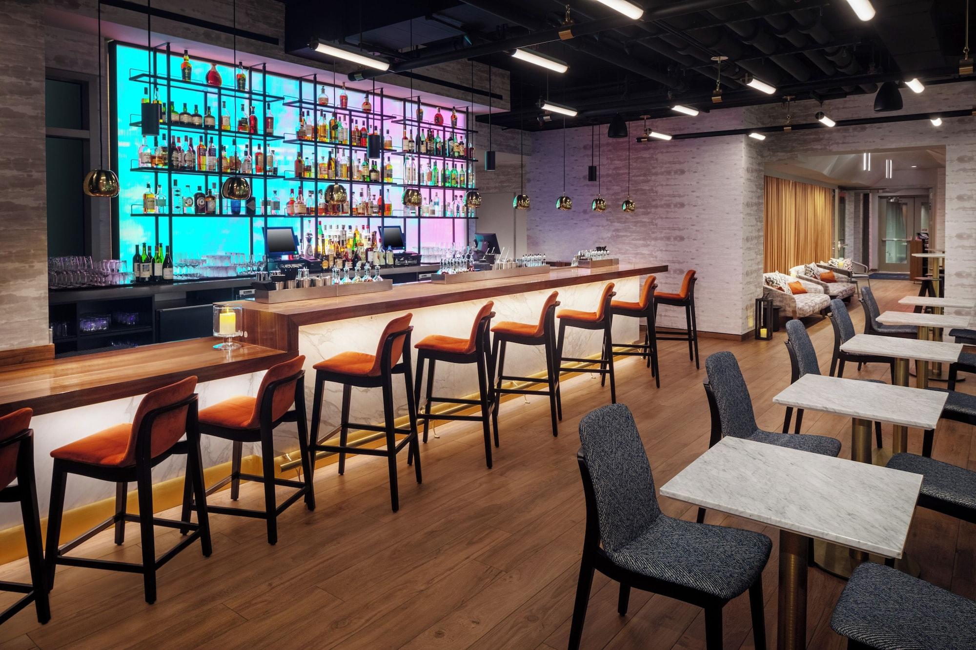 Bar/Salón Home2 Suites By Hilton New York Times Square