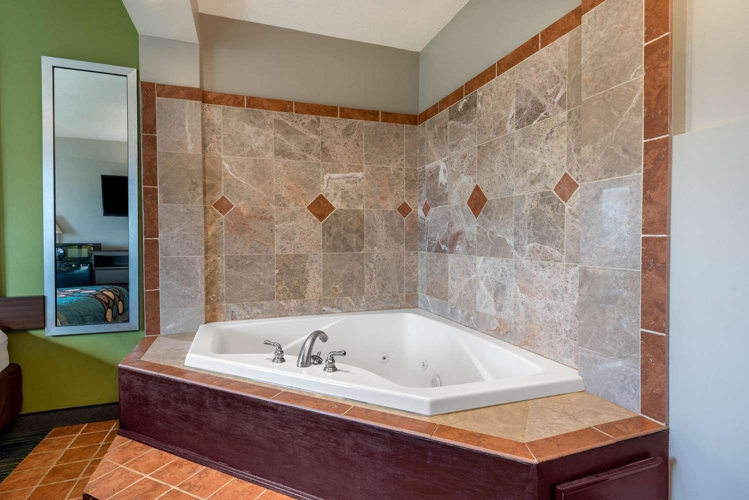 Suite Super 8 Motel - Cleveland/N. Ridgeville