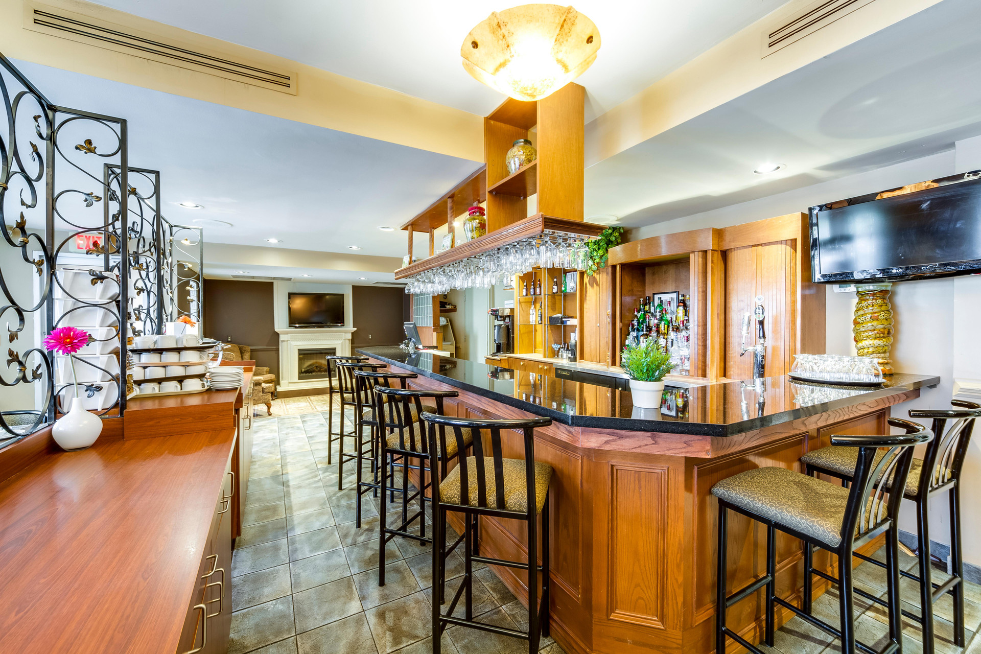 Bar/Salón Monte Carlo Inn Oakville Suites