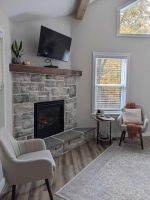 Alquiler Vacacional - Secluded, romantic cabin with hot tub on 12 acres of woodland.