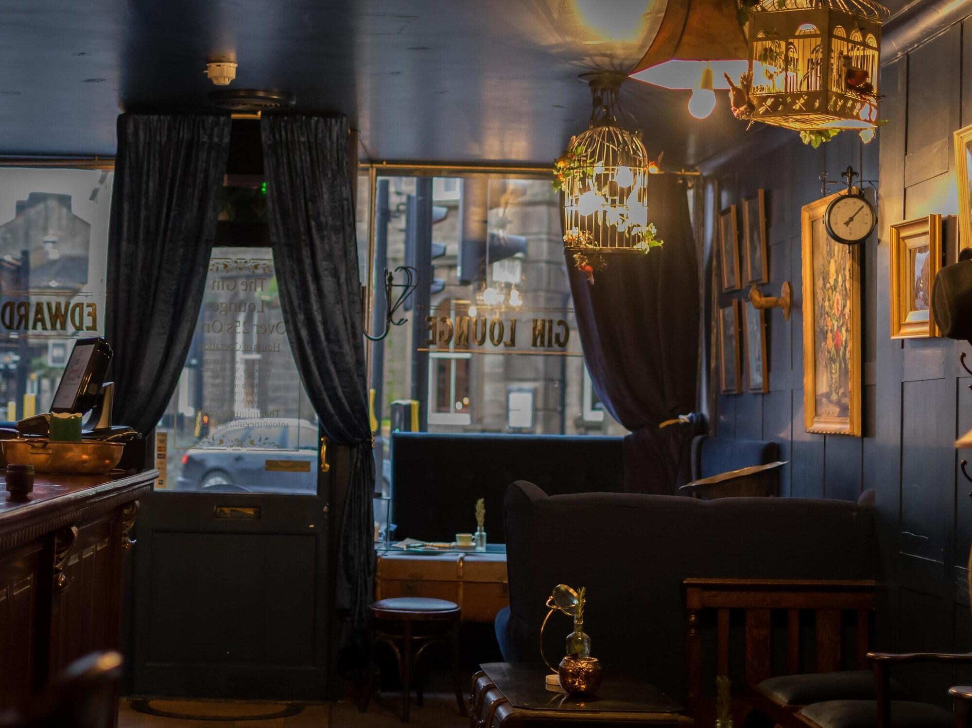 Varios Gin Lounge Rooms