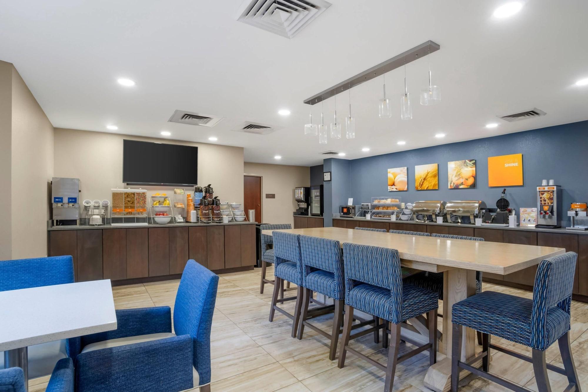 Restaurant Comfort Suites near Birkdale Village- Huntersville
