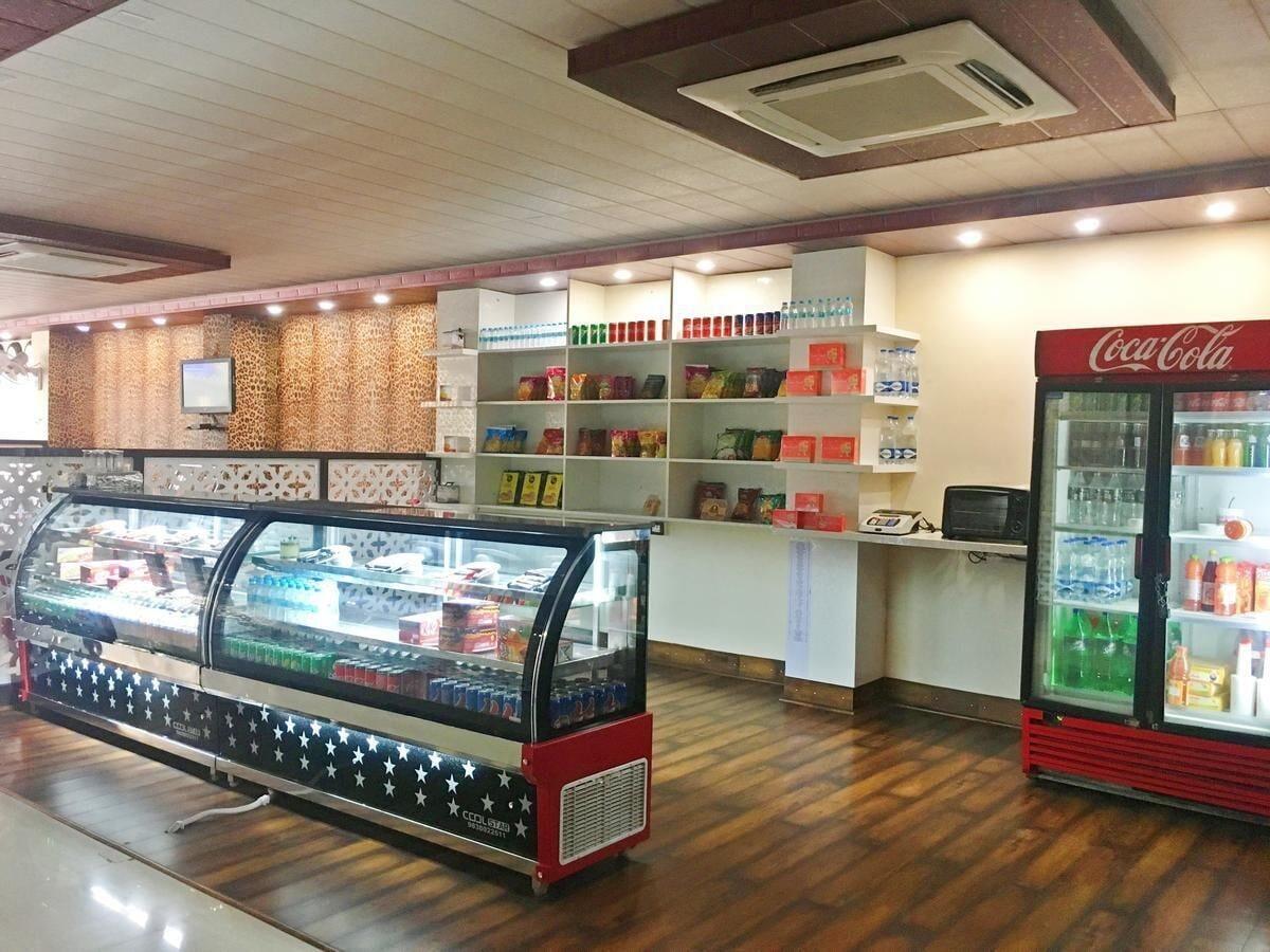 Bar/Salón Spring Sky Mughalsarai by ShriGo Hotels