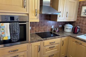 Alquiler Vacacional - Excellent ground floor 2 Bed apt overlooking golf course with private parking.