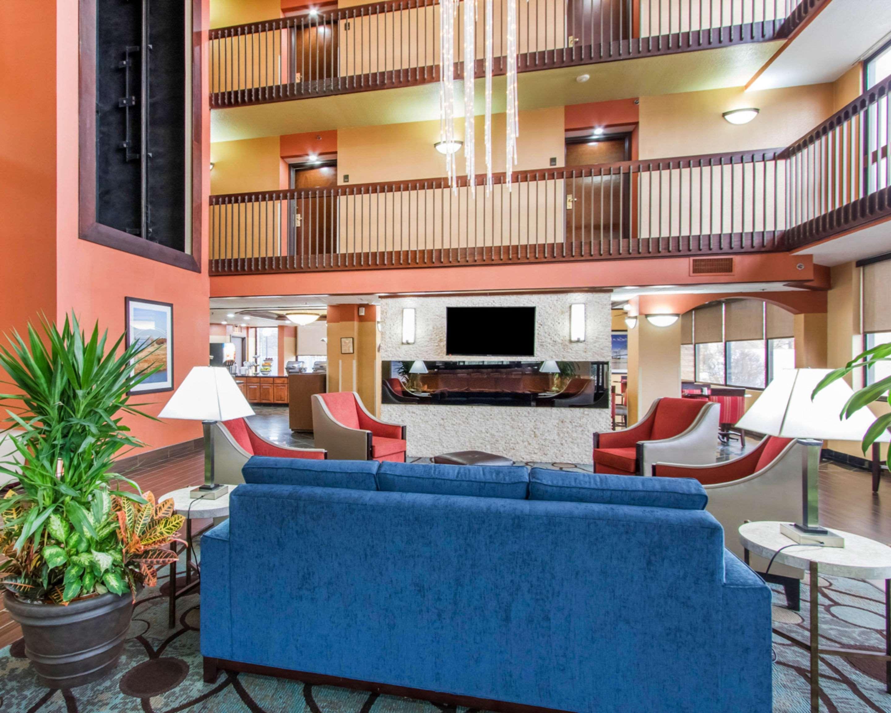 Vista Lobby AmericInn by Wyndham Memphis East