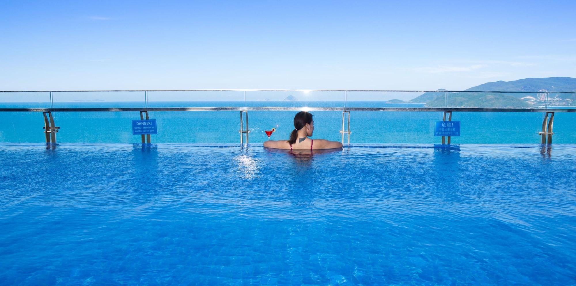 Vista Piscina DTX Hotel Nha Trang