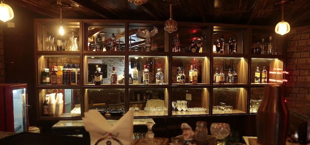 Bar/Salón Hotel Mandi Heights - Bar, Fine Dining & Banquet Hall