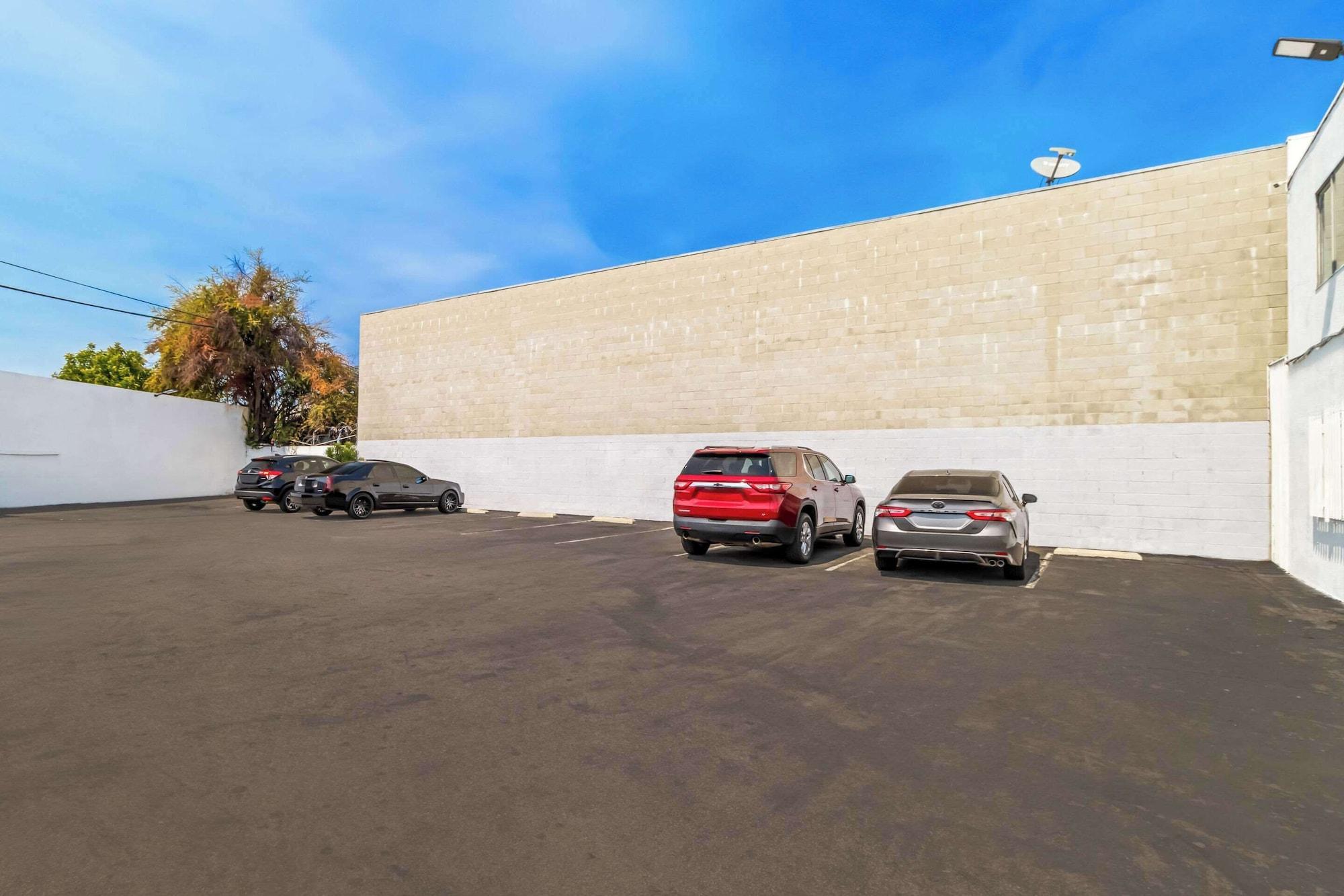Vista Exterior Rodeway Inn & Suites North Hollywood Burbank Airport - Universal Area