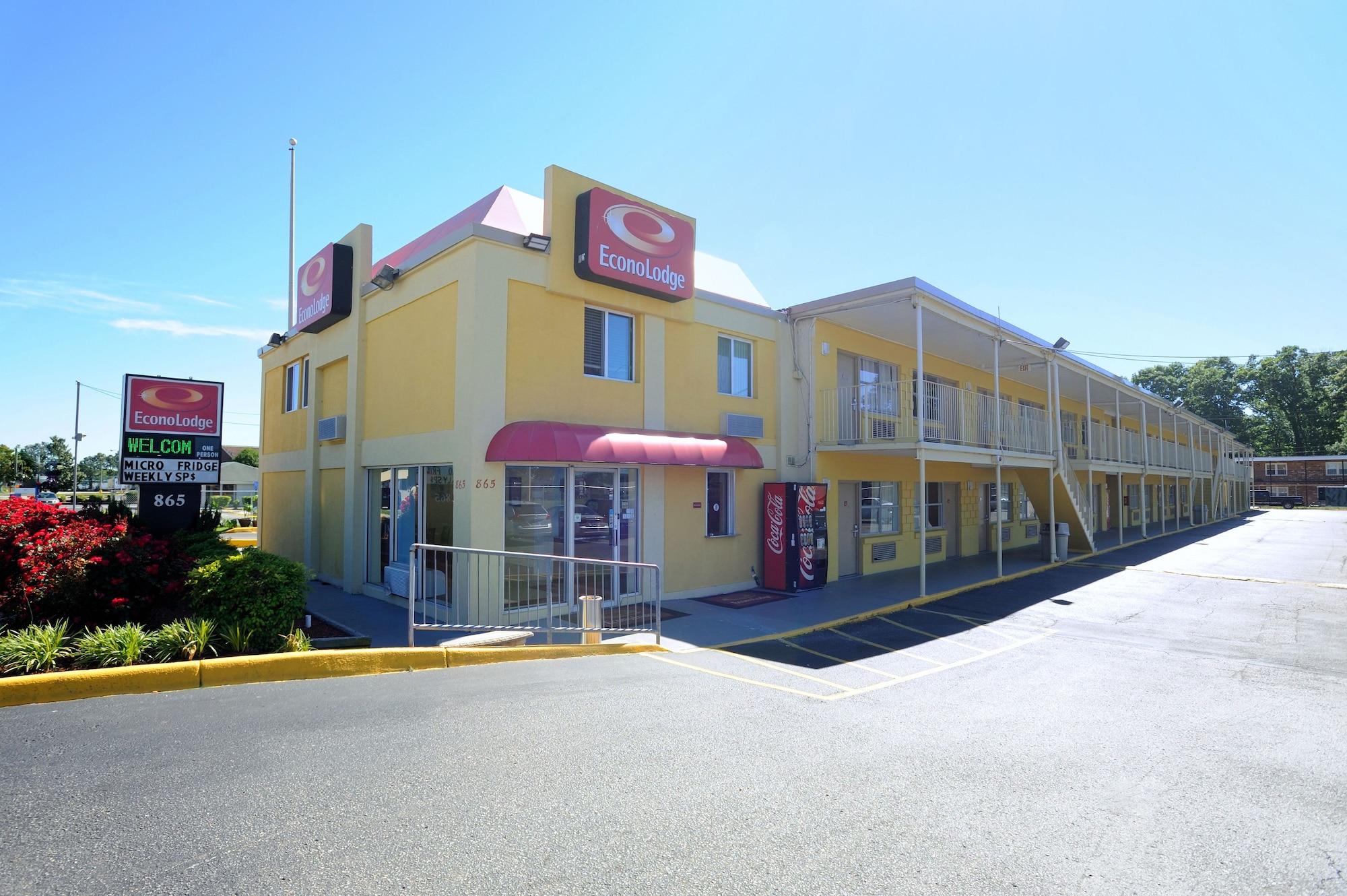 Varios Econo Lodge at Military Circle