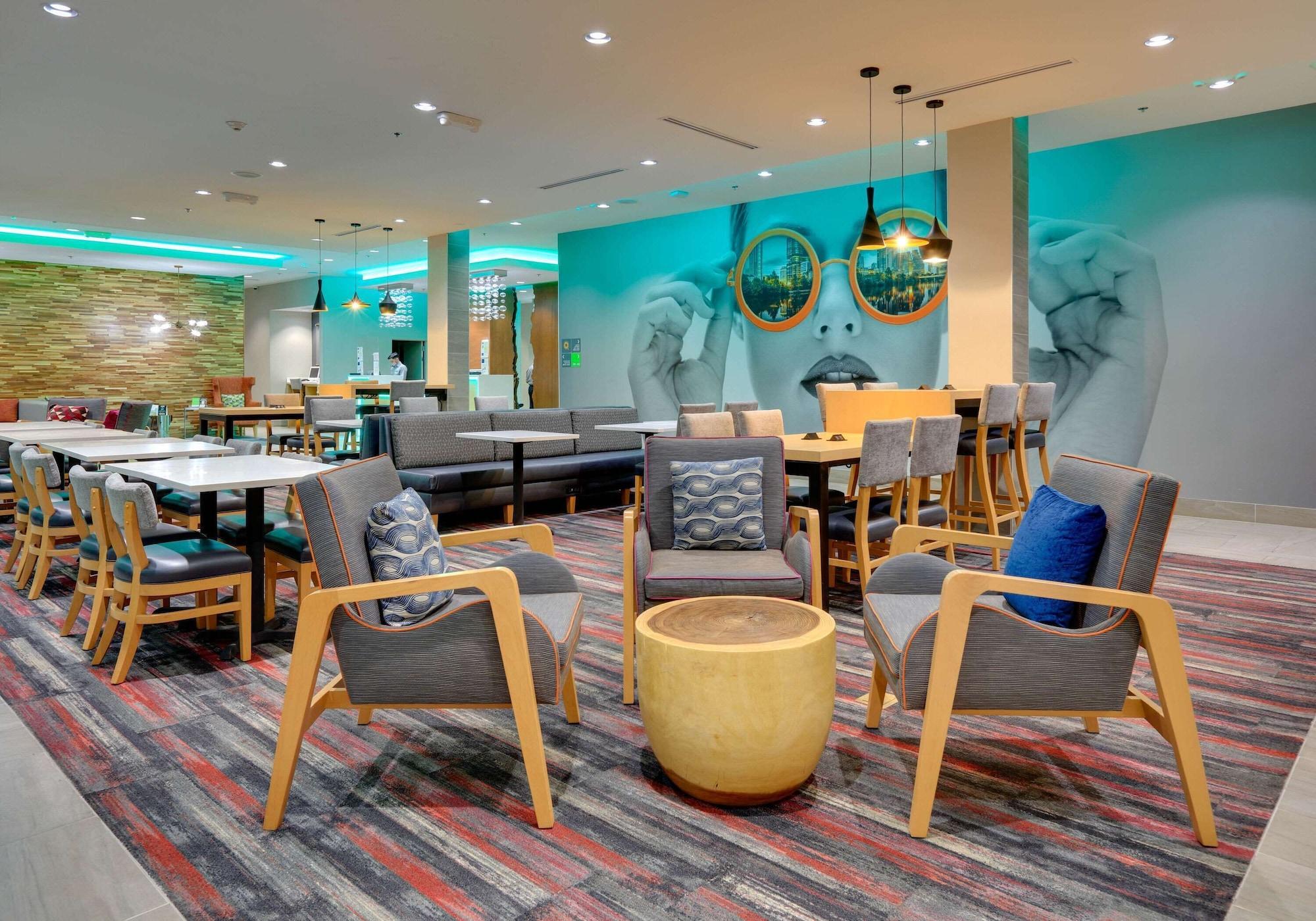 Vista Lobby La Quinta Inn & Suites by Wyndham Lakeway