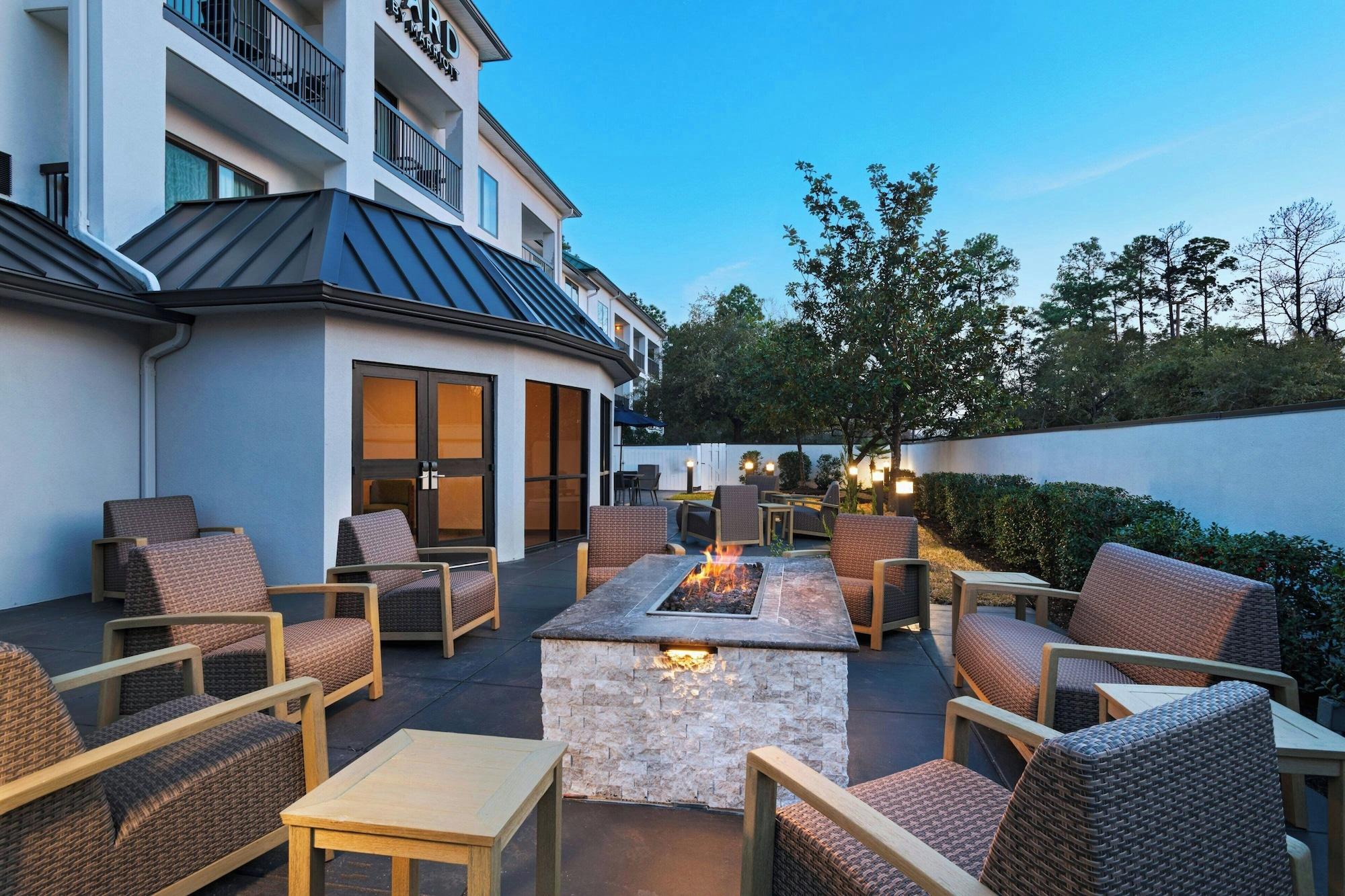 Vista Exterior Courtyard Houston The Woodlands