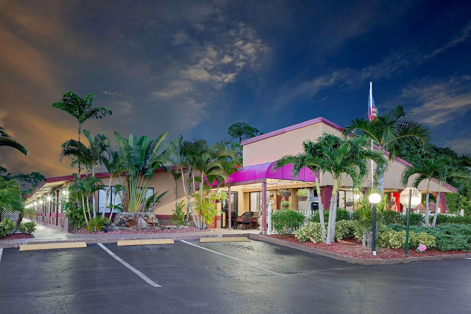 Vista Exterior Knights Inn Port Charlotte