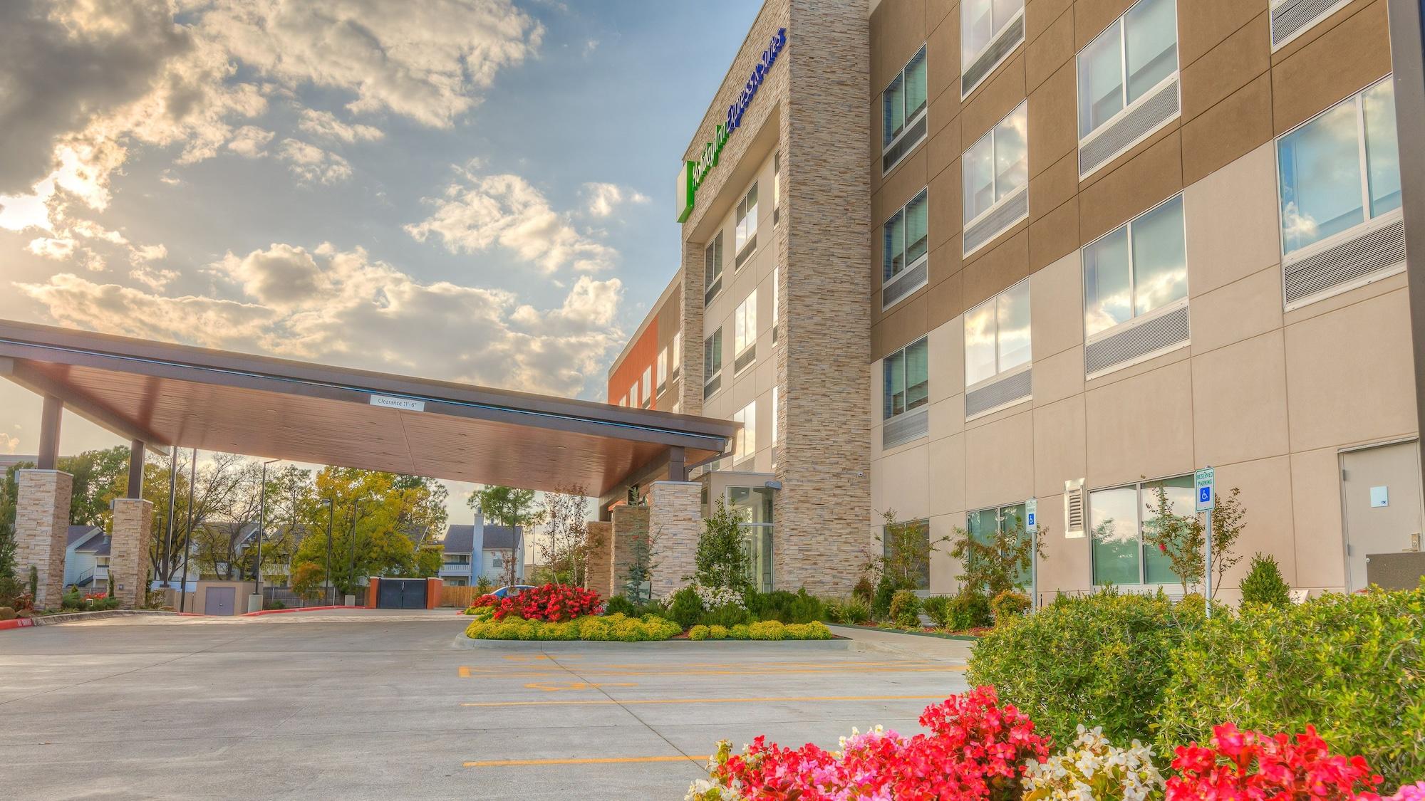Vista Exterior Holiday Inn Express & Suites Tulsa Midtown by IHG