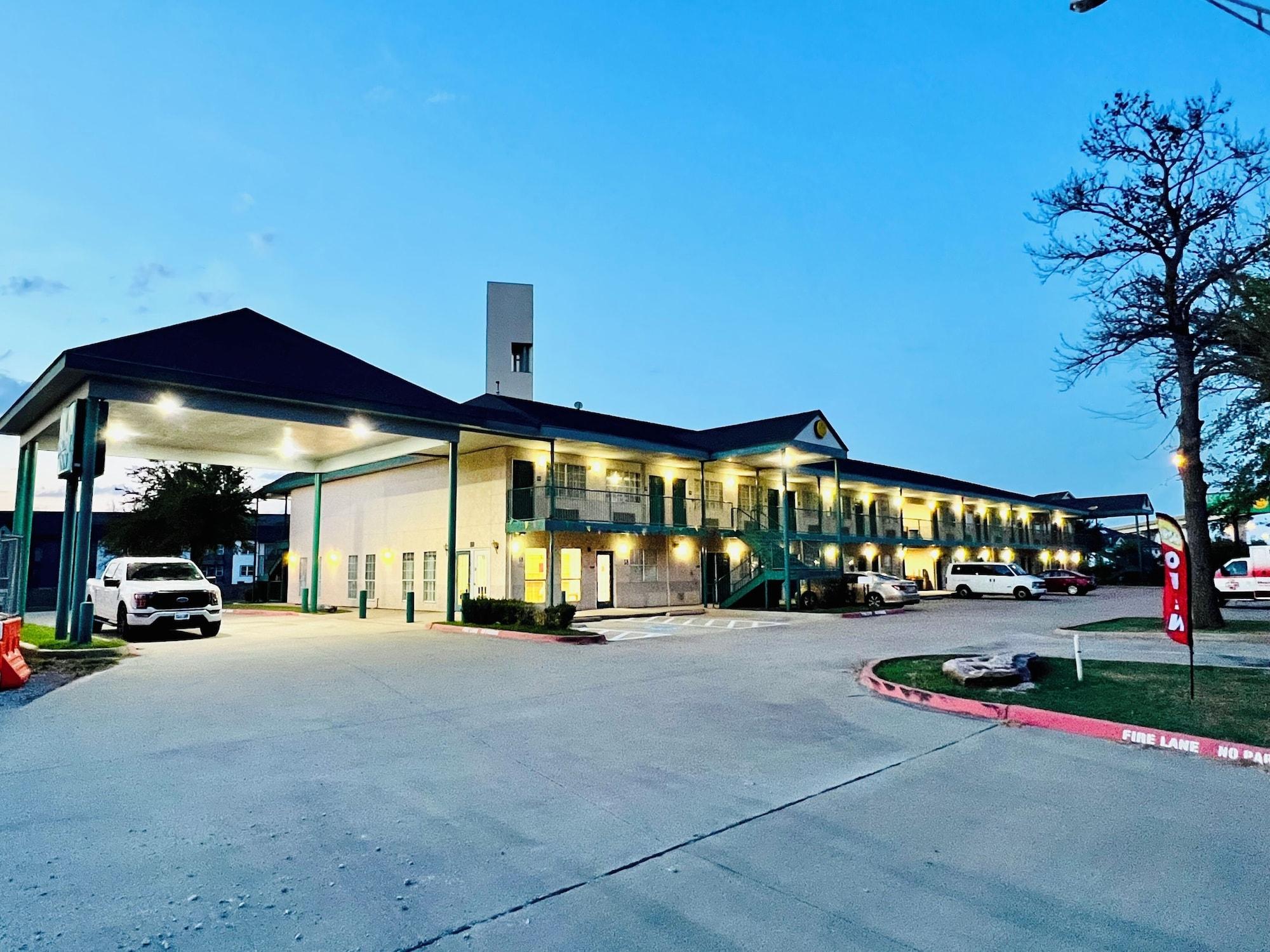 Vista Exterior Rodeway Inn Garland Harbor Point