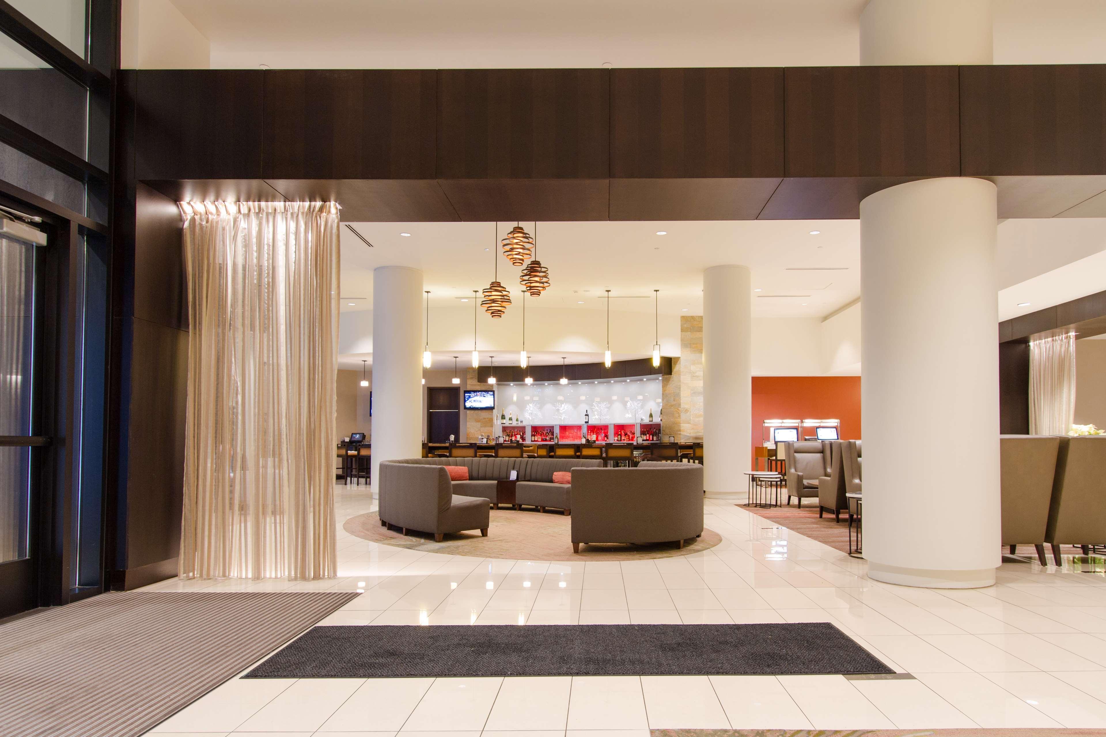 Vista Lobby Hilton Albany