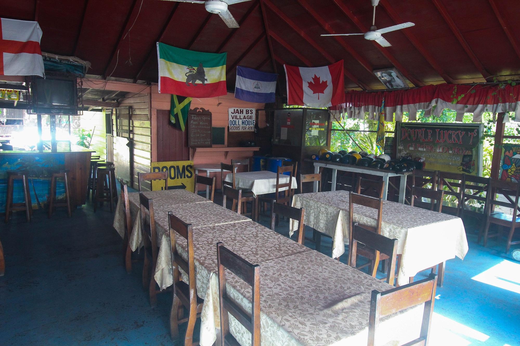 Bar/Salón Beach Road Cottages at Jah Bs