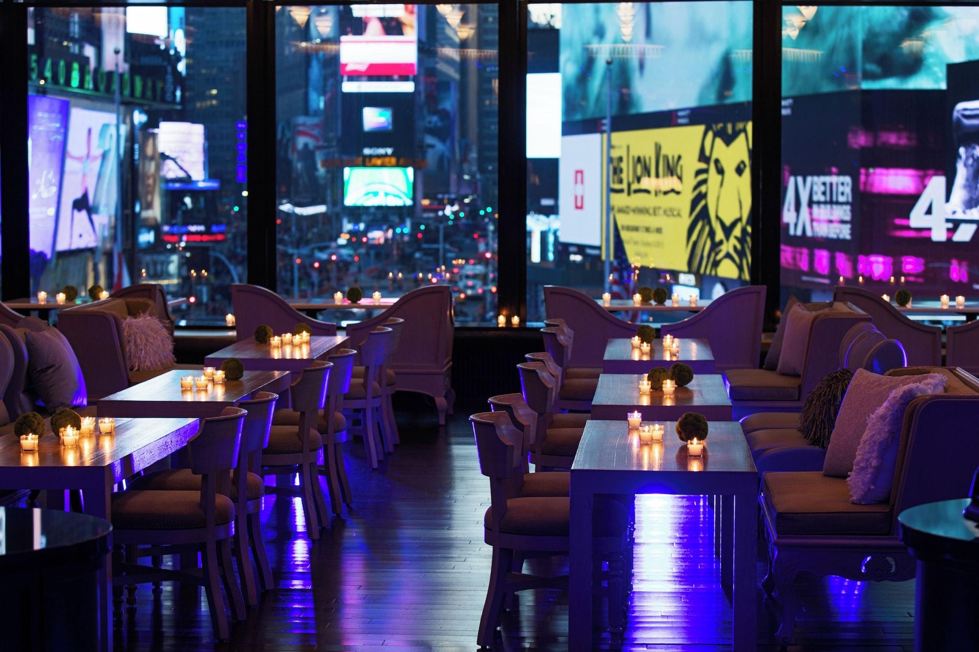 Restaurant Renaissance New York Times Square Hotel by Marriott