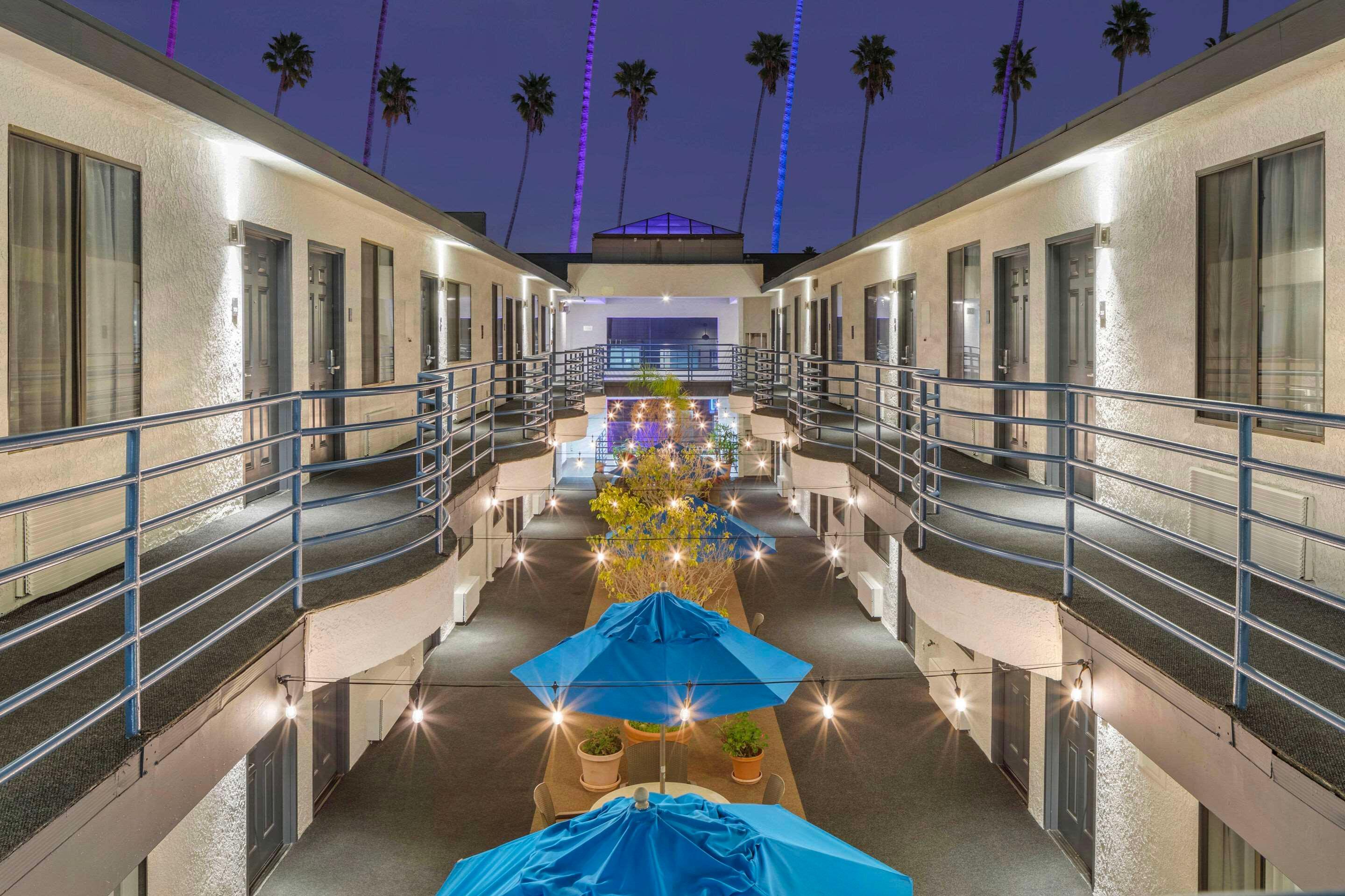 Vista Exterior Comfort Inn Santa Monica - West Los Angeles